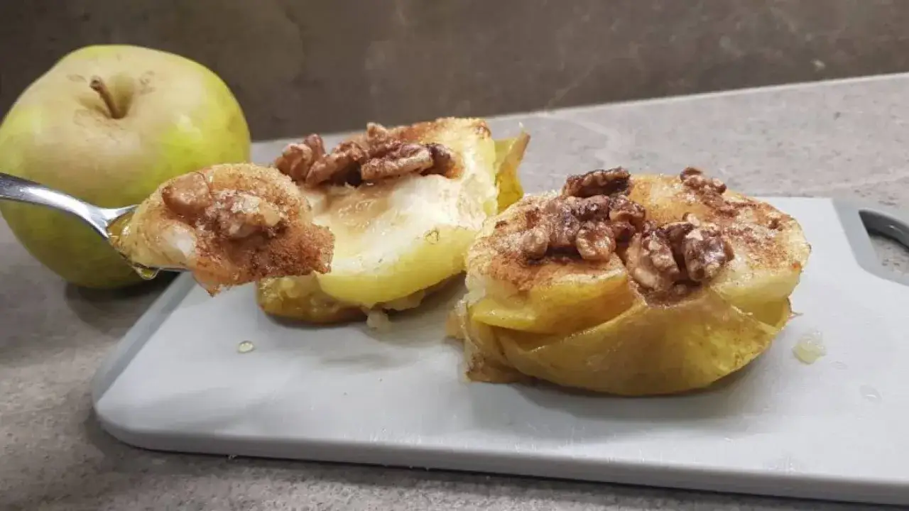 Mele cotte in friggitrice ad aria, dolci e profumate, con noci e cannella. Una delizia facile e veloce.