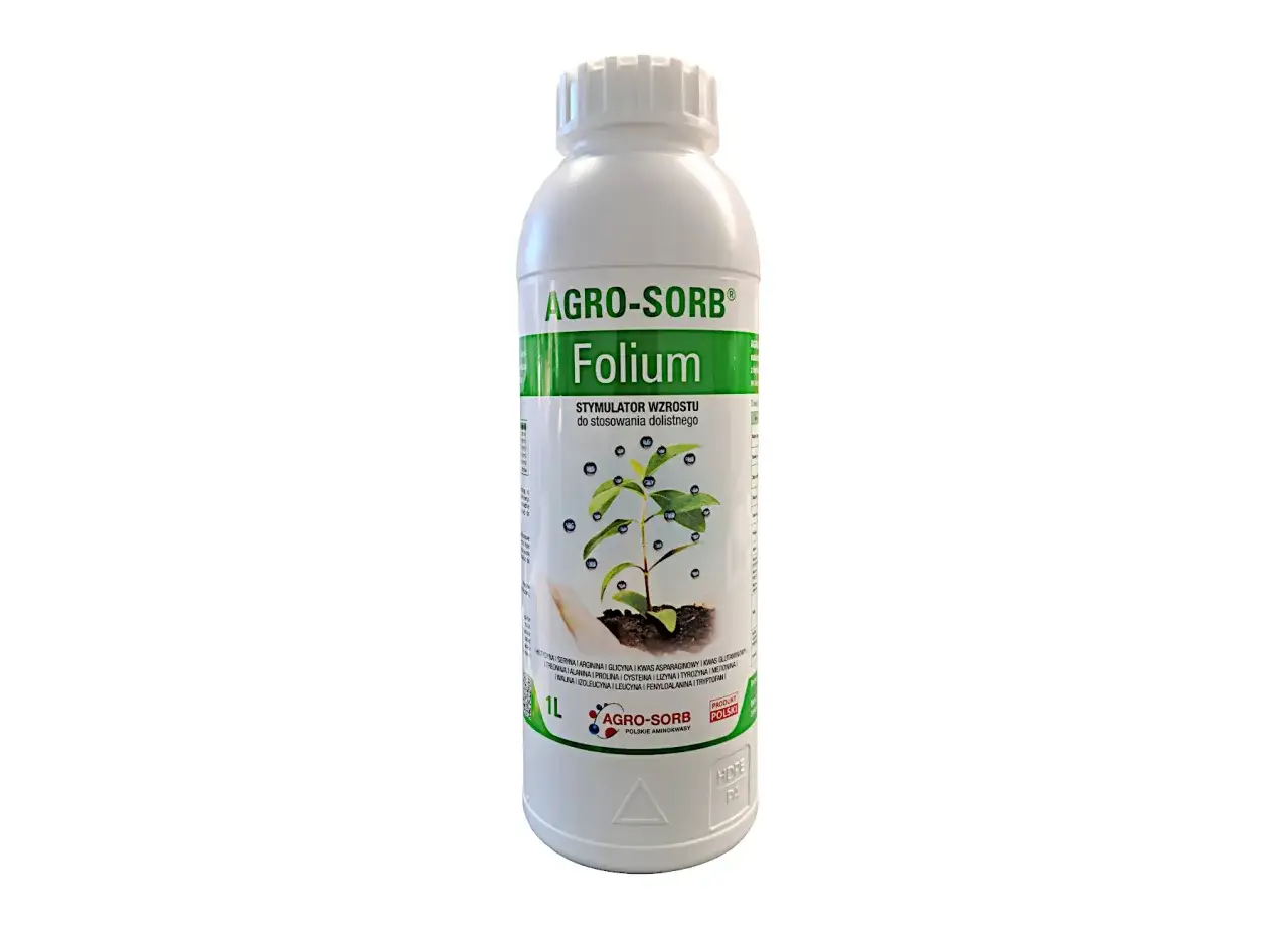 Biała butelka z zieloną etykietą stymulatora wzrostu roślin AGRO-SORB Folium. Opakowanie zawiera 1L produktu.