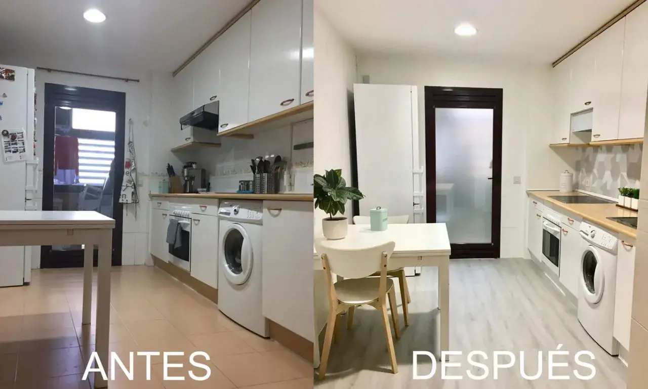 Cocina renovada con nuevos suelos para cocinas sin obras. Antes, suelo de baldosas; después, suelo vinílico gris claro.