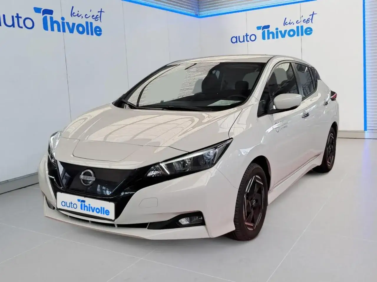 Nissan Leaf blanche 40 kWh, une voiture électrique offrant une belle autonomie pour vos trajets quotidiens.