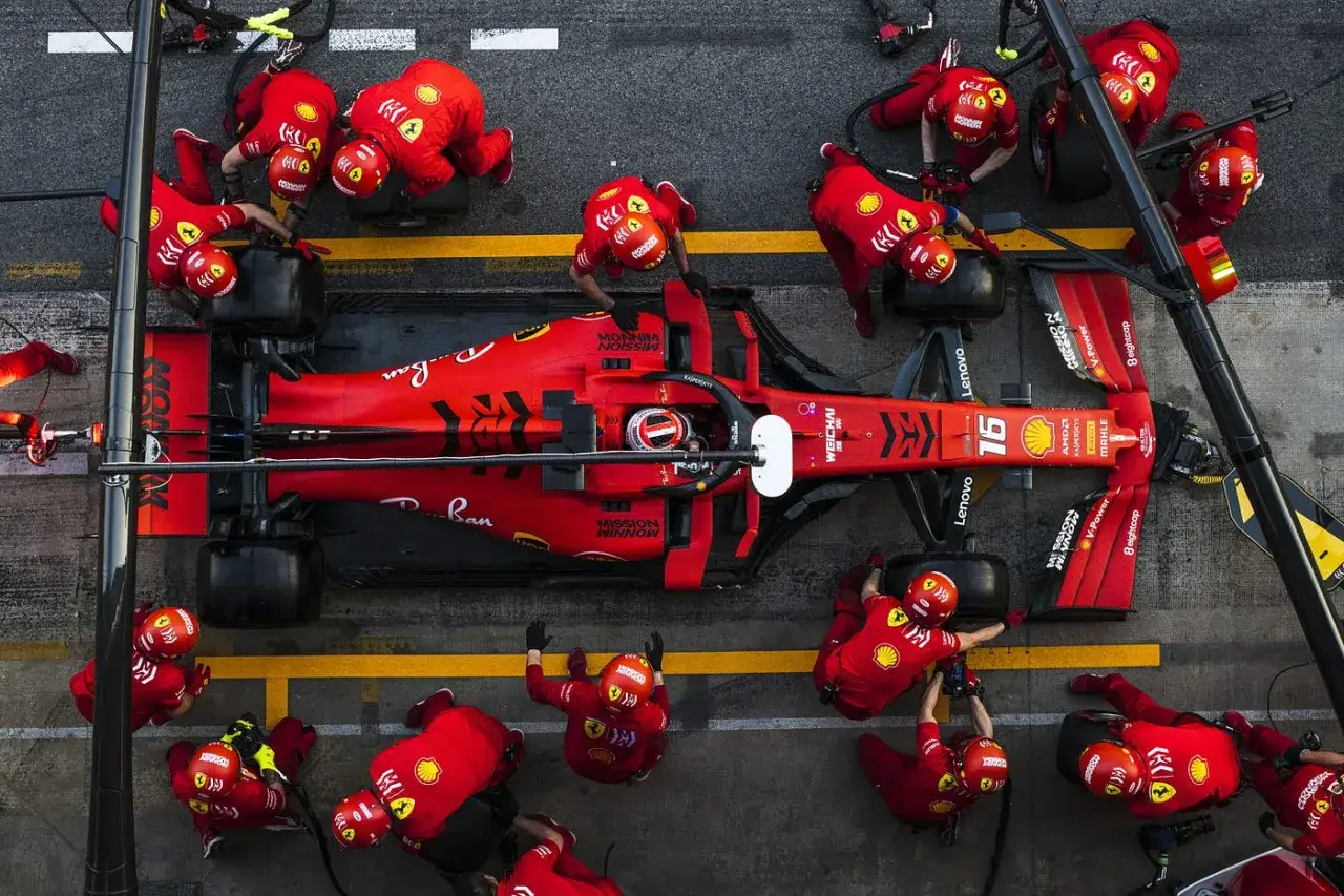 Equipo Ferrari en boxes, cambiando neum&aacute;ticos en un tiempo r&eacute;cord. &iexcl;As&iacute; se consigue un buen resultado F1 hoy!