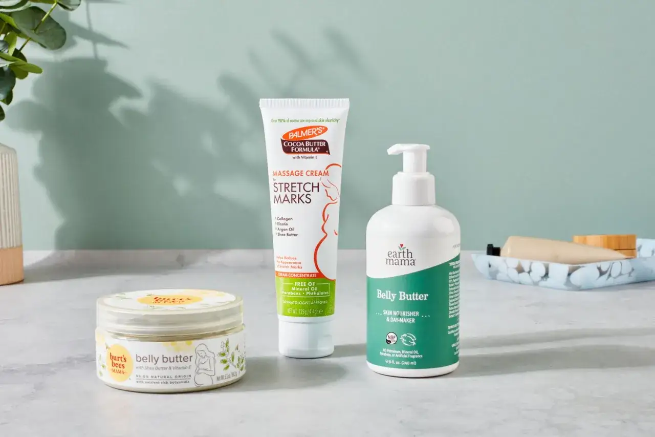Kremy i masła do ciała, w tym Palmer's Massage Cream for Stretch Marks, pomagają w walce z rozstępami po ciąży.