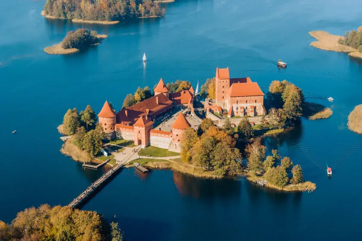 Zdjęcie Zamek w Trokach: Odkryj fascynującą historię i tajemnice miejsca