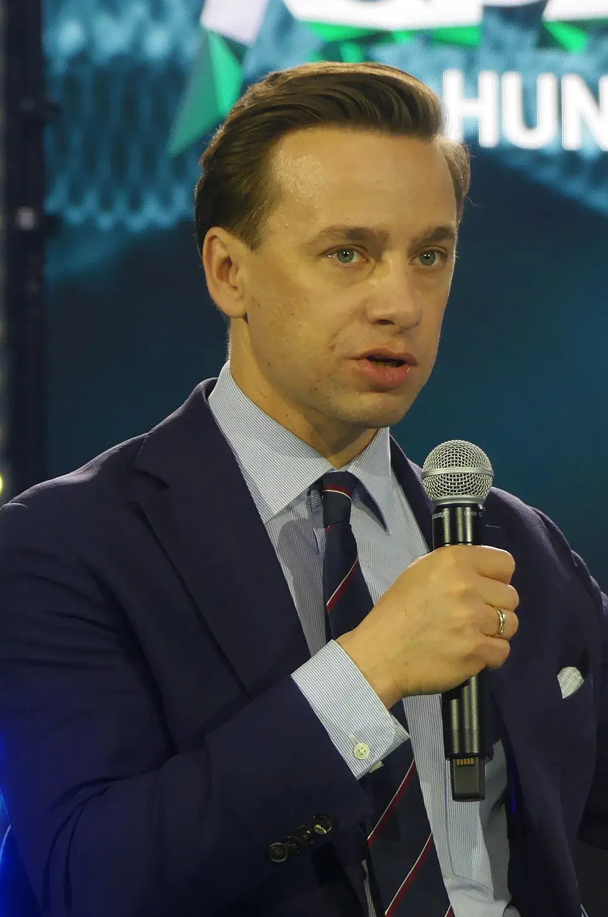 Zdjęcie Krzysztof Bosak - do jakiej partii należy i jakie ma wpływy?