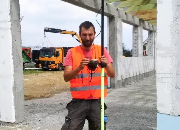 Zdjęcie Jak wygląda praca geodety? Odkryj tajemnice zawodu i codzienne zadania