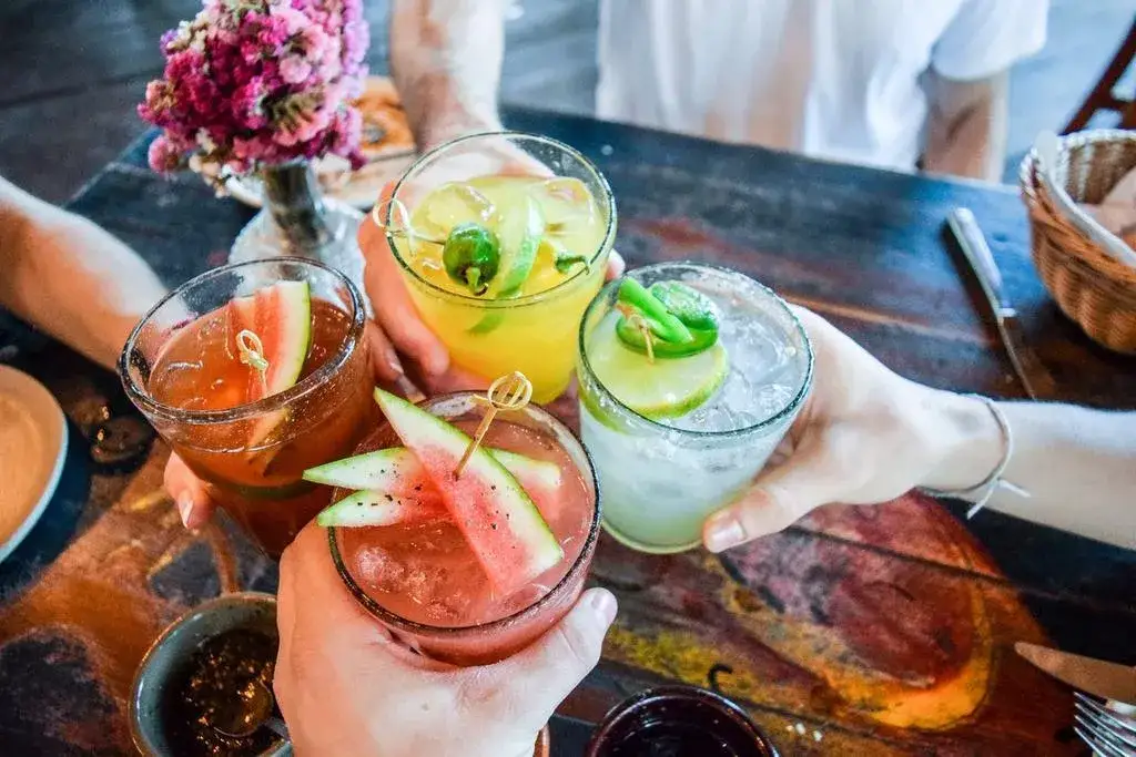 Zdjęcie Descubre 100 bebidas alcohólicas: Tu viaje por el mundo copa a copa