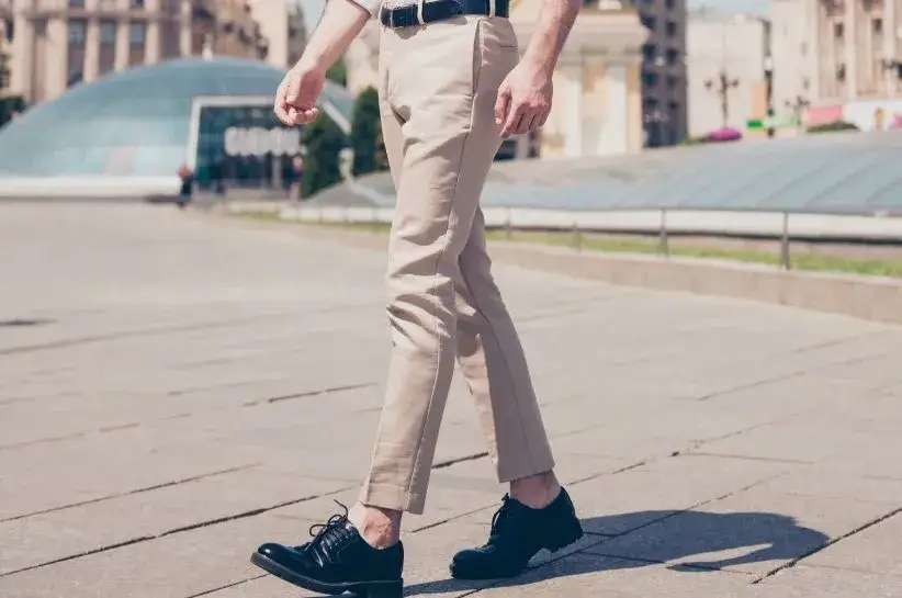 Zdjęcie Jaką koszulę do jasnych spodni wybrać, by wyglądać stylowo?