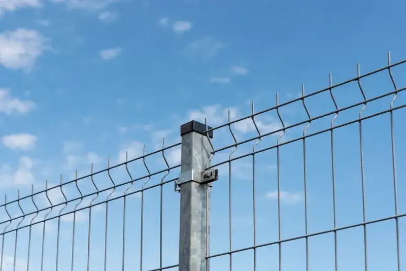 Zdjęcie Jaką odległość między słupkami ogrodzenia panelowego wybrać dla stabilności?