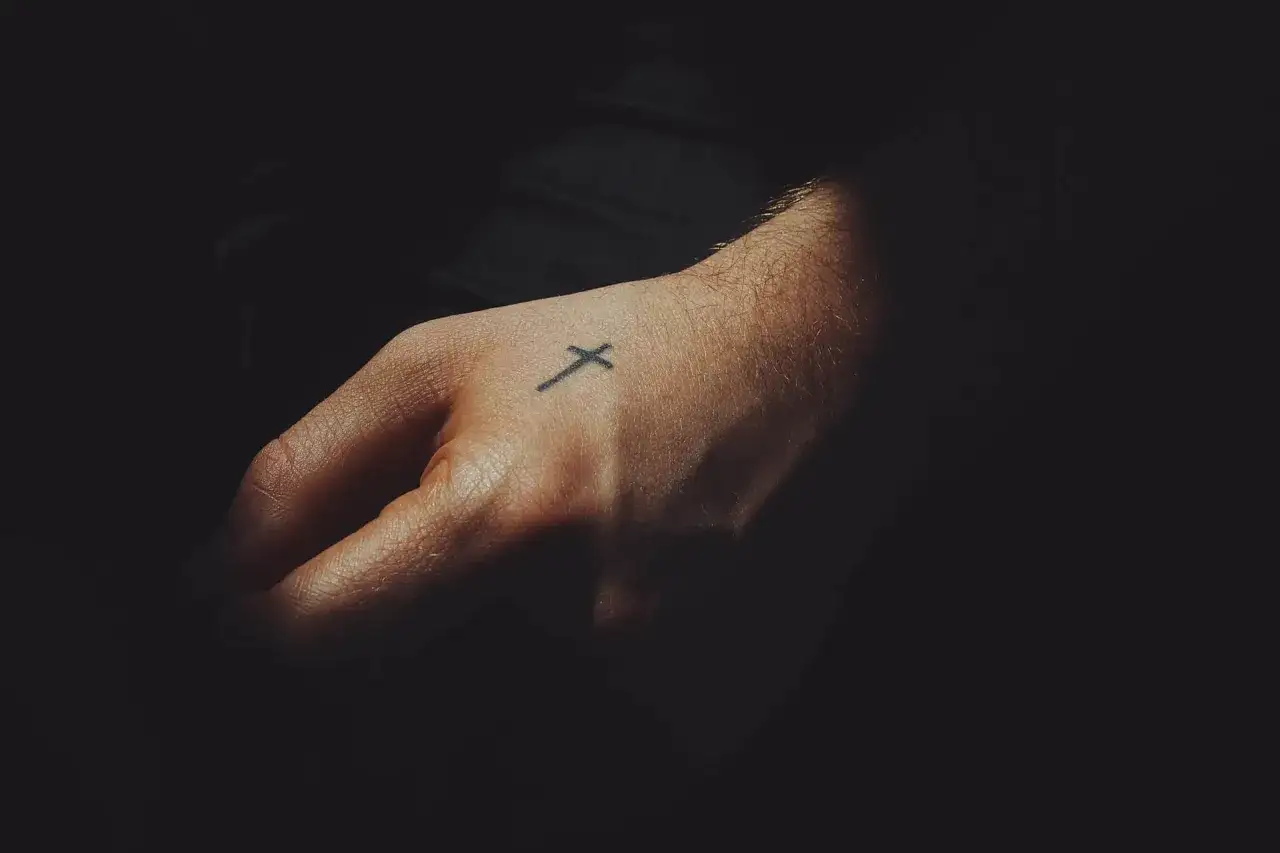 Zdjęcie Tatuaż krzyż na nadgarstku znaczenie - co naprawdę symbolizuje?