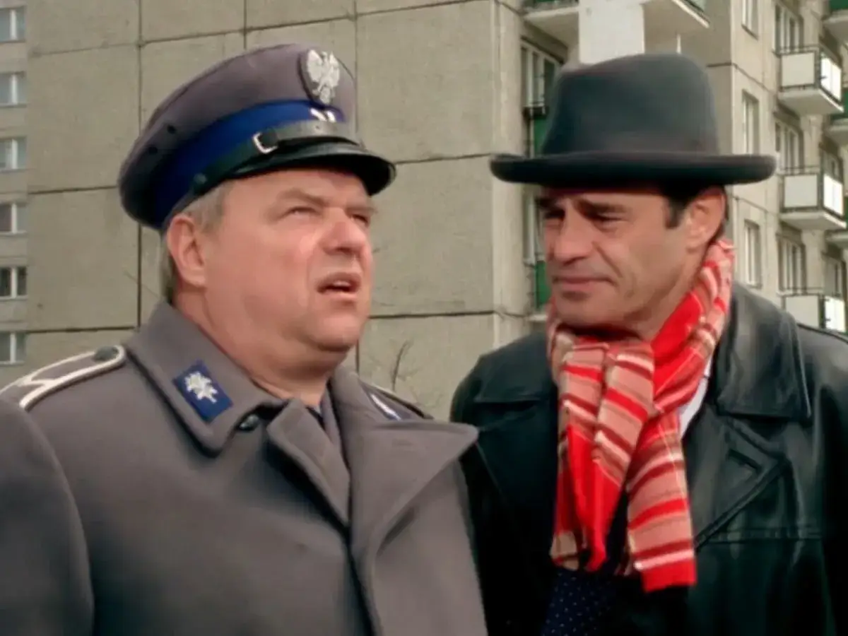 Policjant w mundurze i mężczyzna w kapeluszu rozmawiają. Ja to mam bardzo dobre połączenie z tym panem.