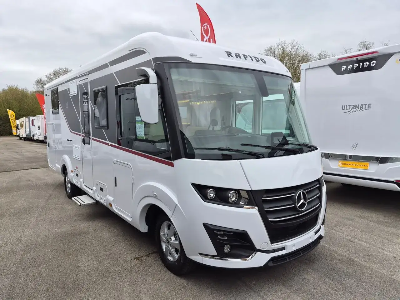 Un camping-car intégral Rapido blanc, prêt pour l'aventure.