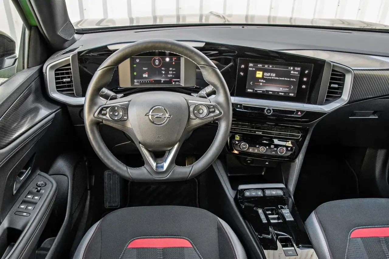 Wnętrze Opla Mokka z cyfrowymi zegarami i ekranem multimediów. Sprawdź aktualną opel mokka cena i wyposażenie.