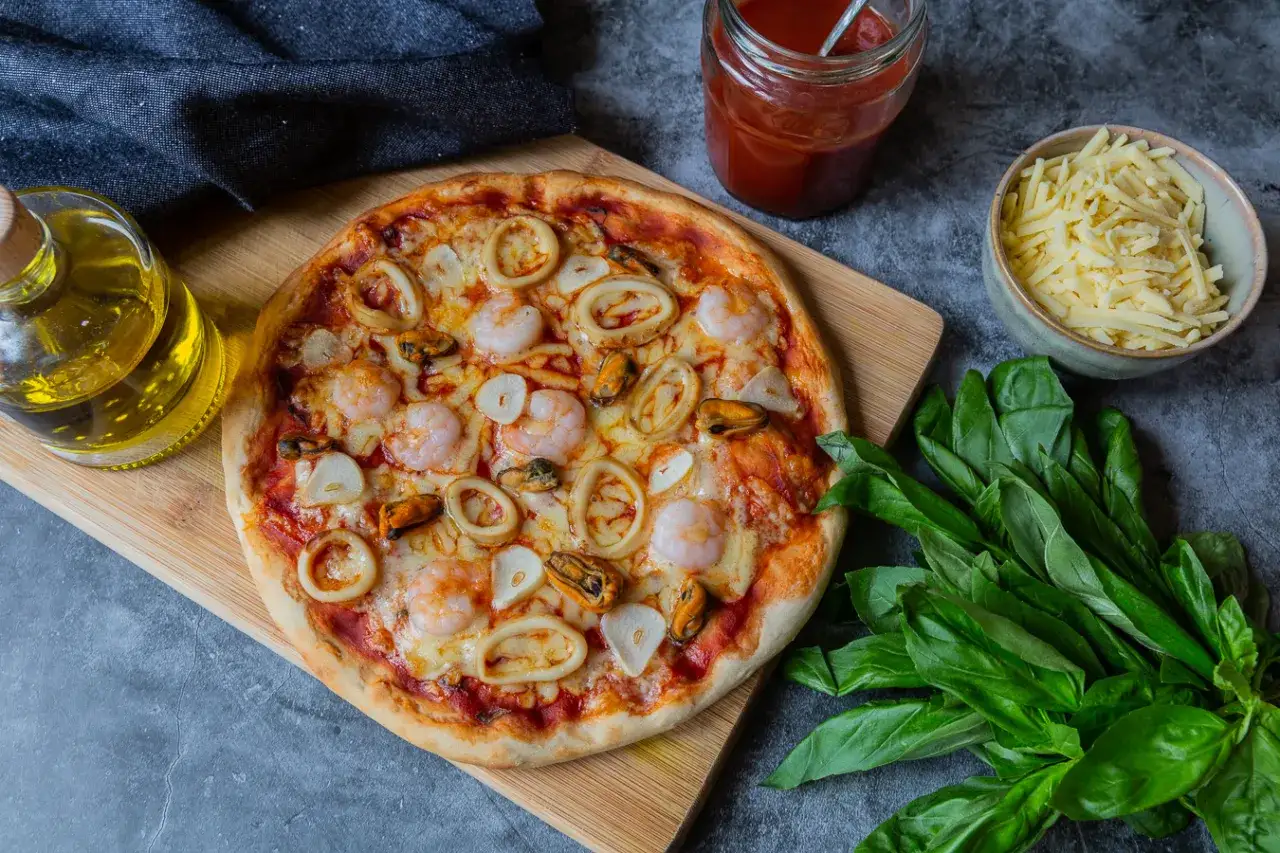 Une d&eacute;licieuse pizza fruit de mer, garnie de crevettes, calamars et moules, pr&ecirc;te &agrave; &ecirc;tre d&eacute;gust&eacute;e.