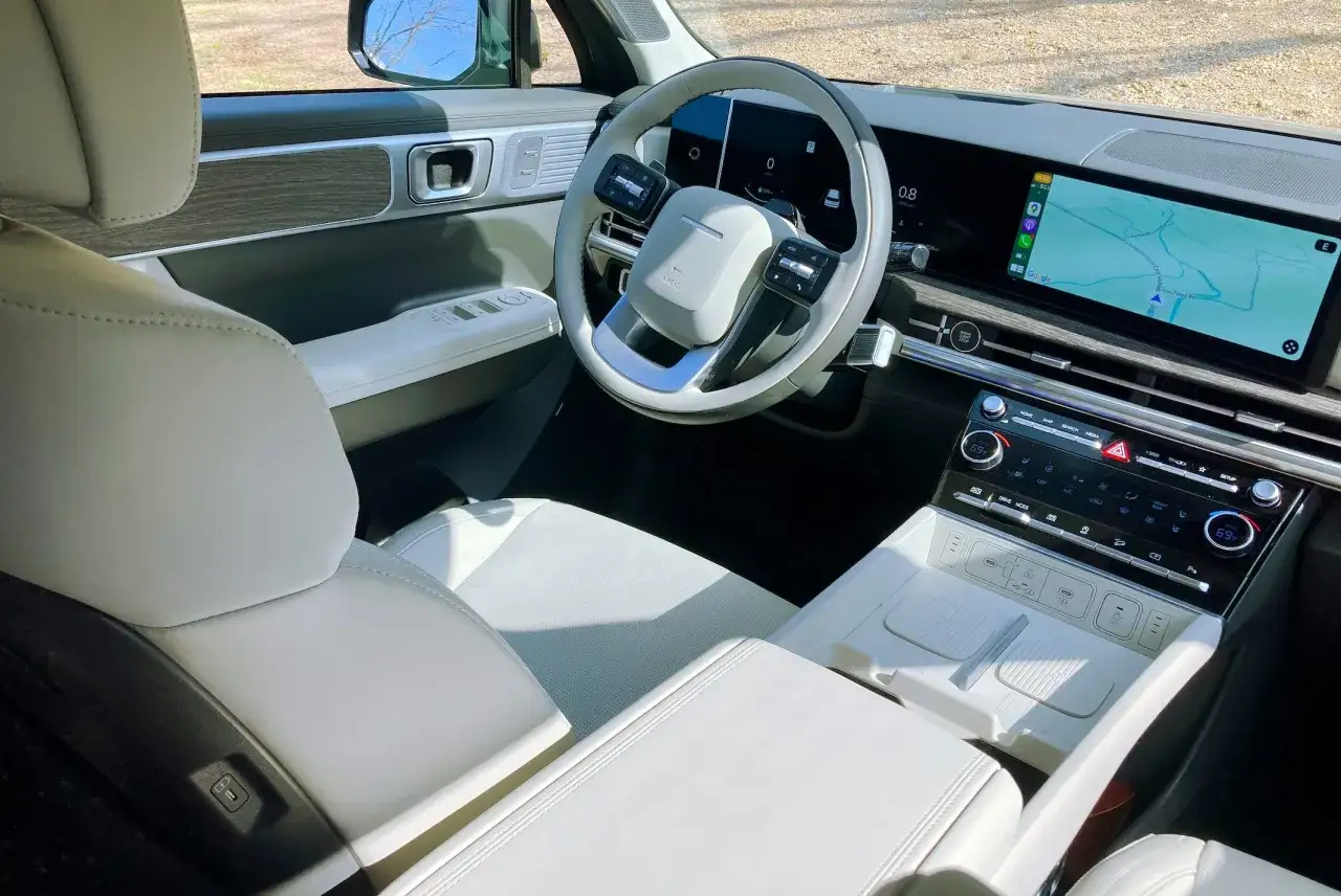 Wnętrze nowoczesnego lincoln car z białymi skórzanymi fotelami i dużym ekranem nawigacji.