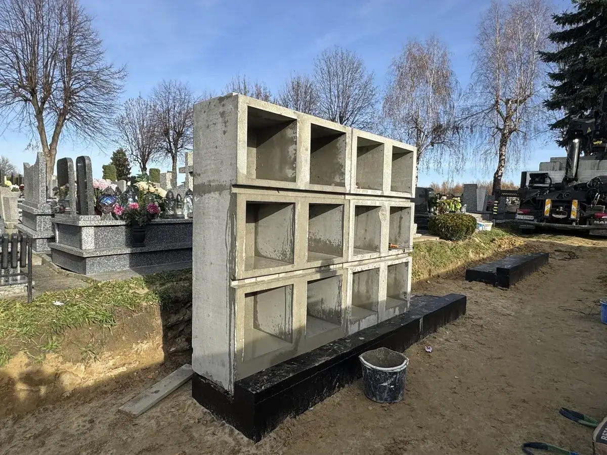 Nowe kolumbarium na gdyńskim cmentarzu komunalnym w Kosakowie. Betonowe pustaki czekają na urny.