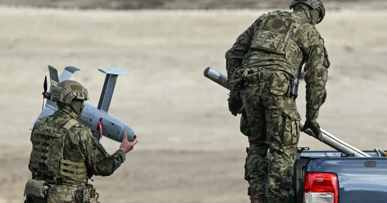 Żołnierze przygotowują drona do misji, kluczowy element obrony w ramach artykułu 5 NATO.