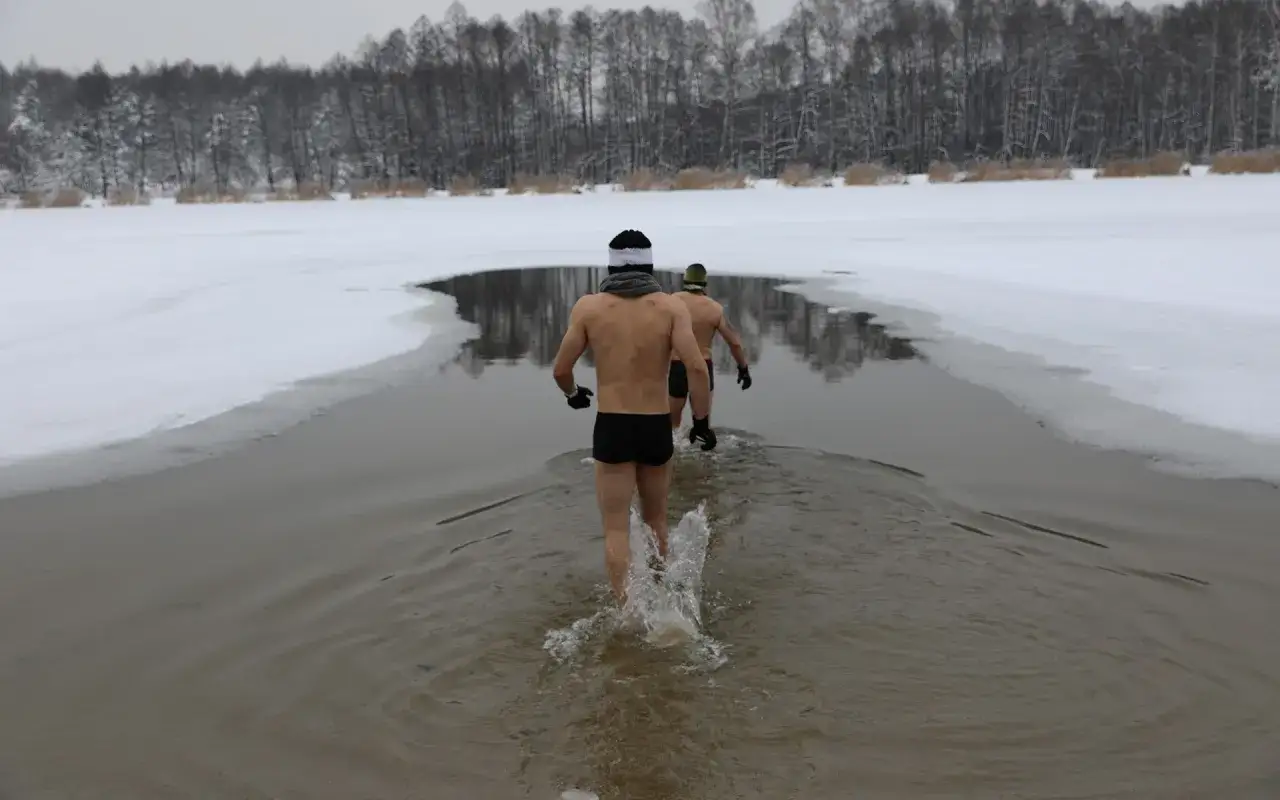 Dwóch mężczyzn wchodzi do lodowatej wody. To pokazuje, co daje morsowanie: hart ducha i ciała.