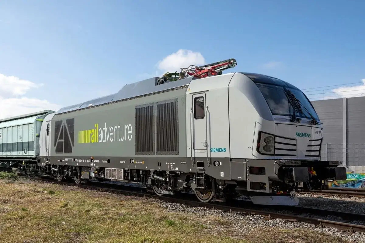 Nowa lokomotywa Siemens Vectron z napisem 