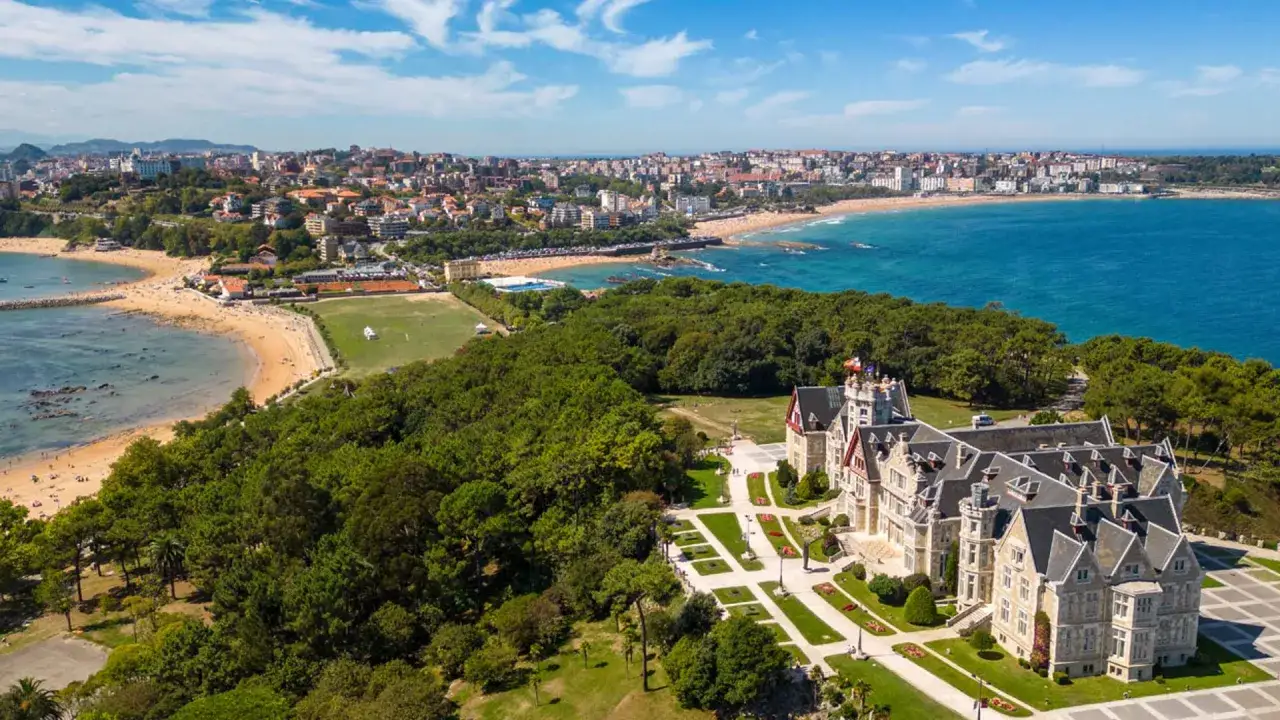 Palacio de la Magdalena en la **isla Magdalena**, con playas y la ciudad de Santander al fondo.