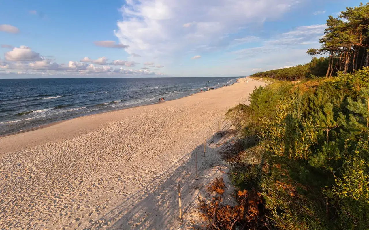 Piękna plaża w Mrzeżynie, idealne miejsce na spacer i podziwianie zachodu słońca. Atrakcje przyrodnicze i morskie czekają!