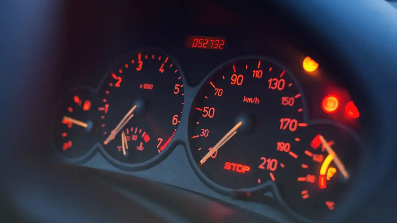 Cruscotto auto con tachimetro, contagiri e indicatore temperatura liquido raffreddamento. Spia STOP accesa.