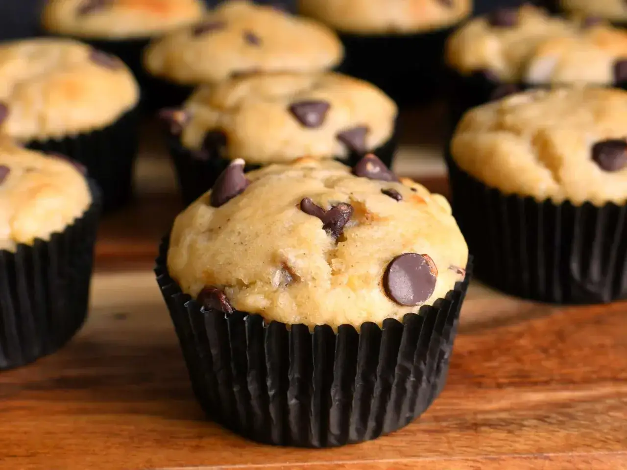 F&auml;rska bananmuffins med chokladbitar, perfekta f&ouml;r ett enkelt banan muffins recept.