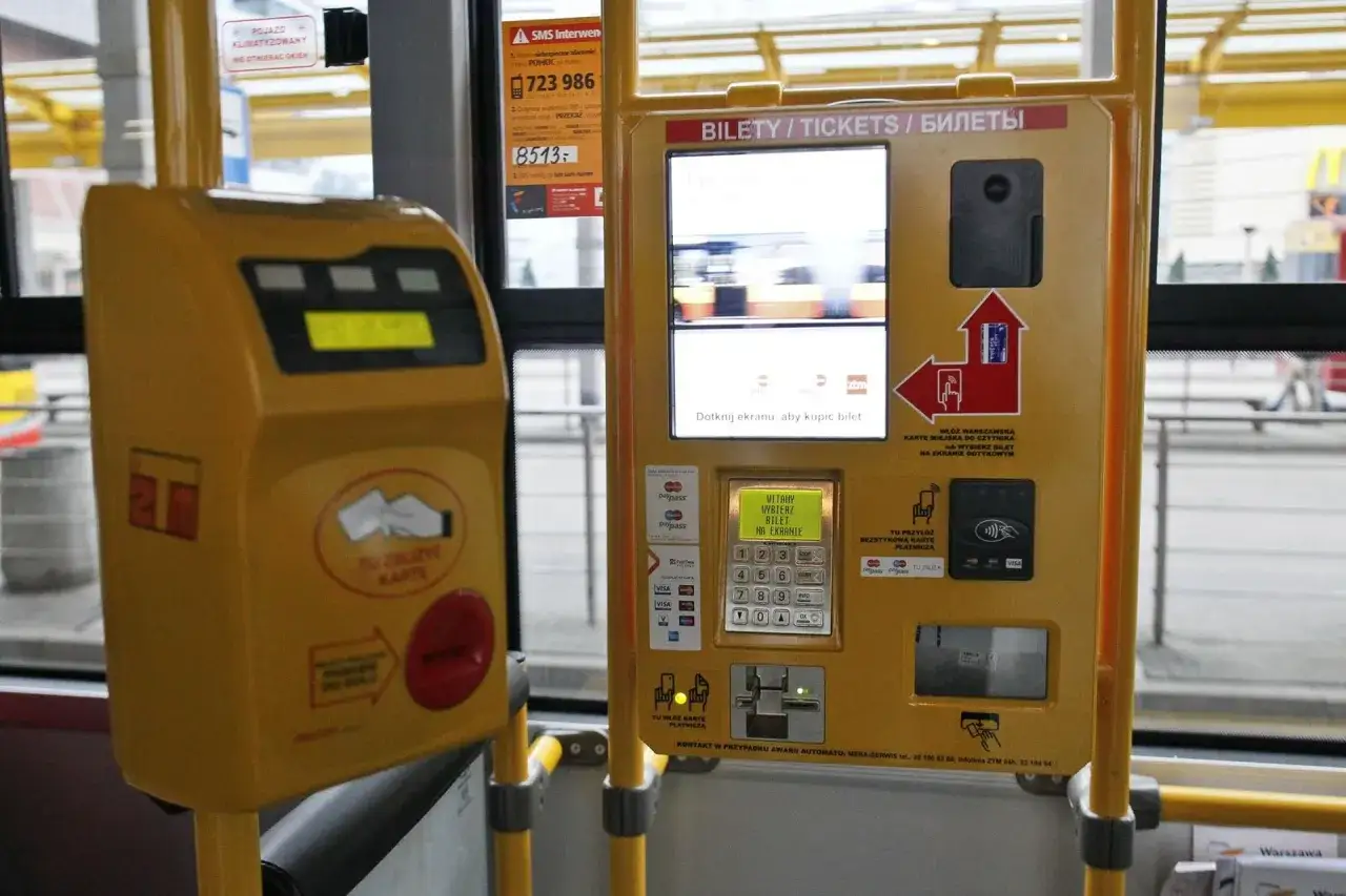 Żółty automat do zakupu biletów ZTM Warszawa. Można tu kupić bilety dotykając ekranu lub zbliżając kartę.