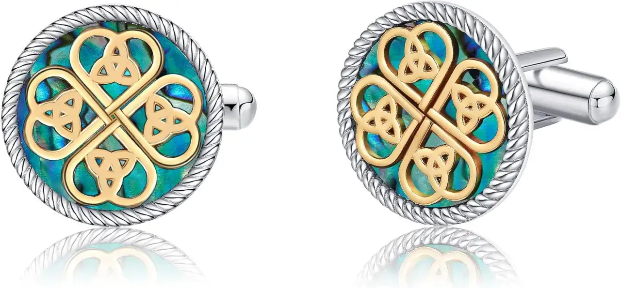 Gemelli con design celtico e madreperla iridescente. La pietra del gemelli cattura la luce con riflessi verdi e blu.