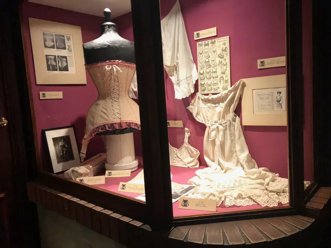 Wystawa w muzeum seksu w Amsterdamie: gorsety, halki i bielizna z różnych epok.