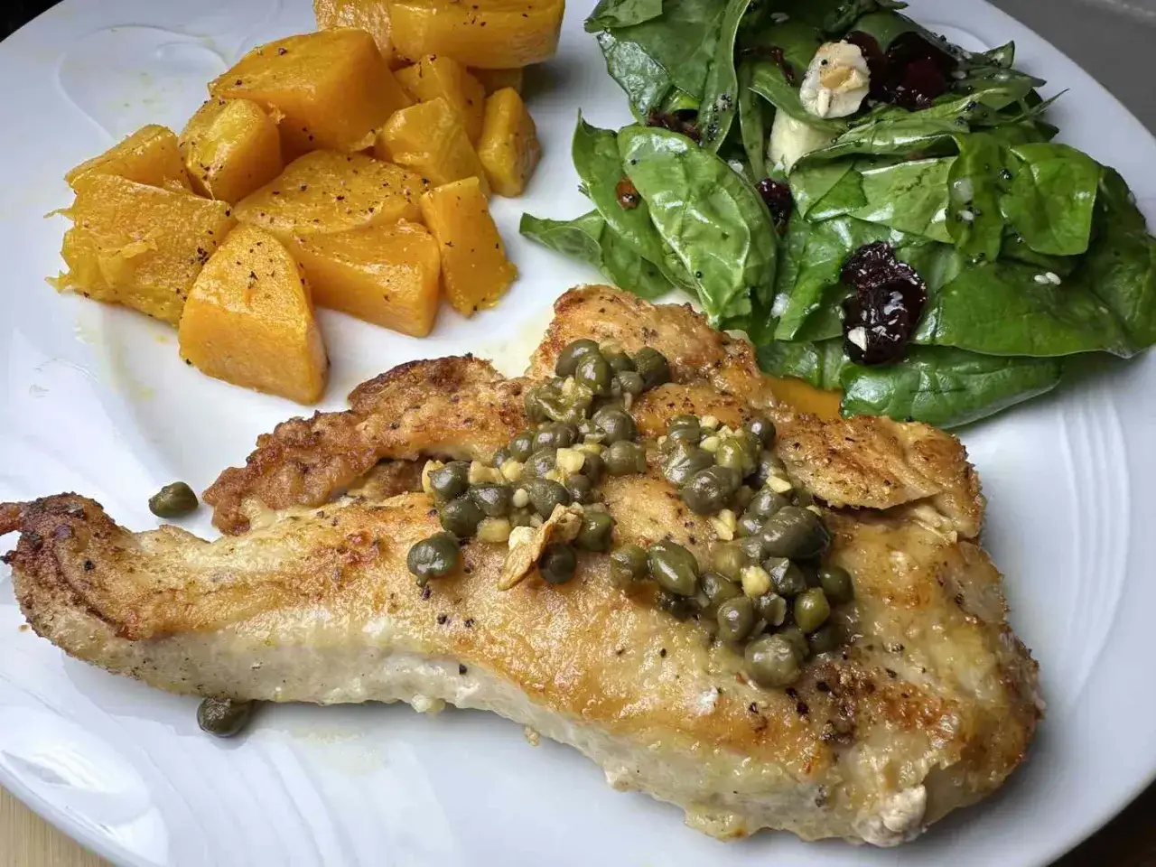 Gebratenes H&auml;hnchen mit Kapern, dazu K&uuml;rbis und Spinatsalat. Ein k&ouml;stliches Gericht, das an italienische Rezepte mit Kapern erinnert.