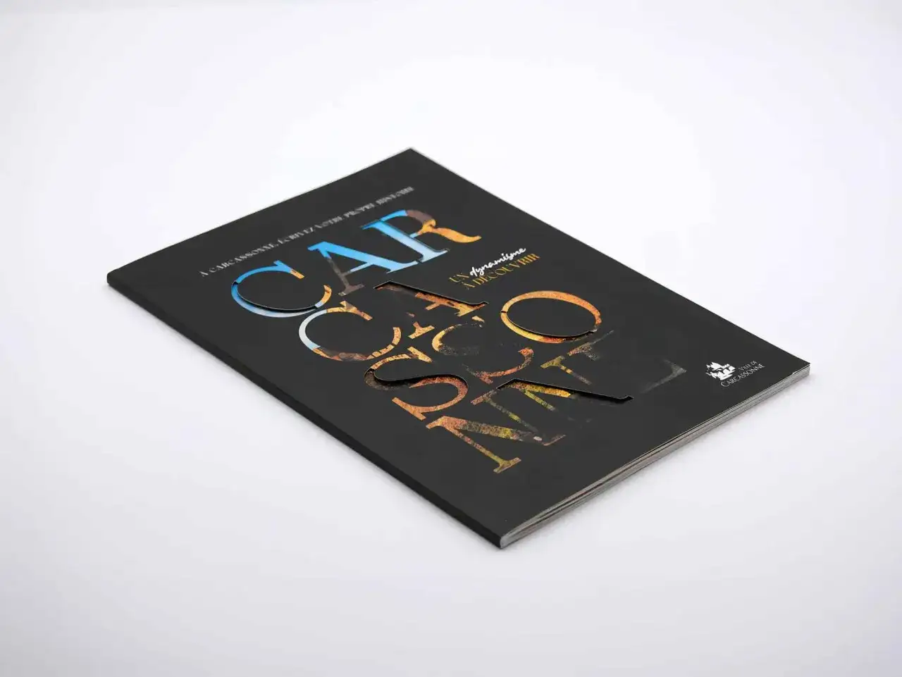 Brochure noire avec lettrage découpé