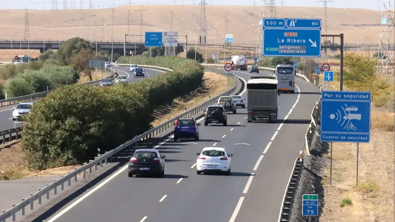 Autopista con tr&aacute;fico y se&ntilde;ales de radares en Sevilla. Precauci&oacute;n con el control de velocidad.