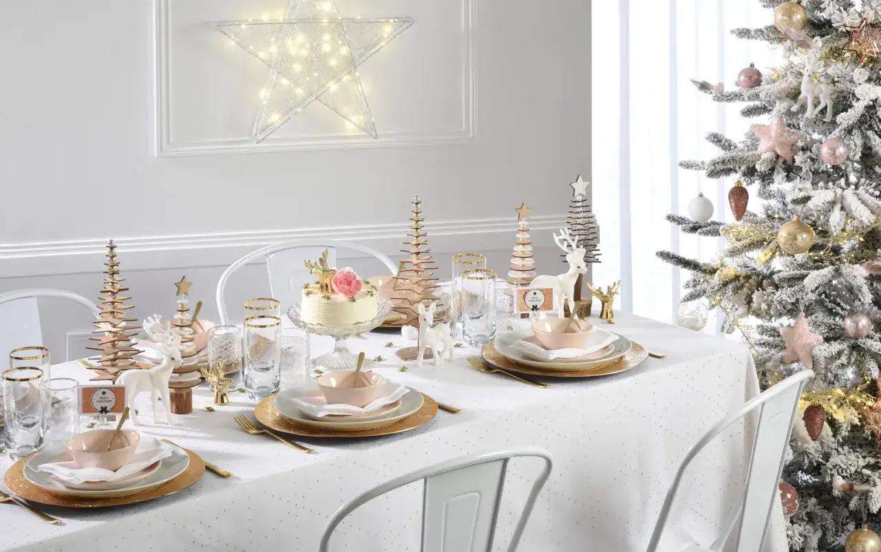 Une table de No&euml;l &eacute;l&eacute;gante avec des rennes, des sapins en bois et une &eacute;toile lumineuse. Une belle id&eacute;e d&eacute;coration table no&euml;l.