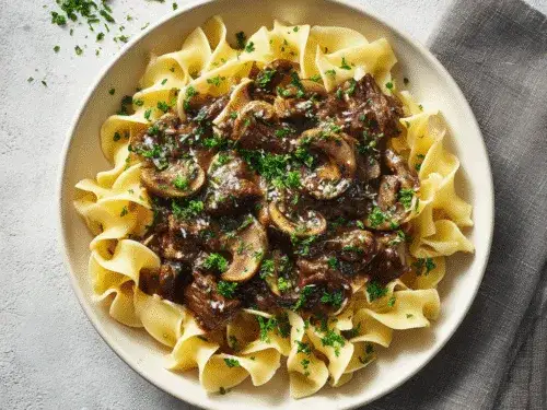 Herzhaftes Bœuf Stroganoff mit Smetana und Pilzen angerichtet
