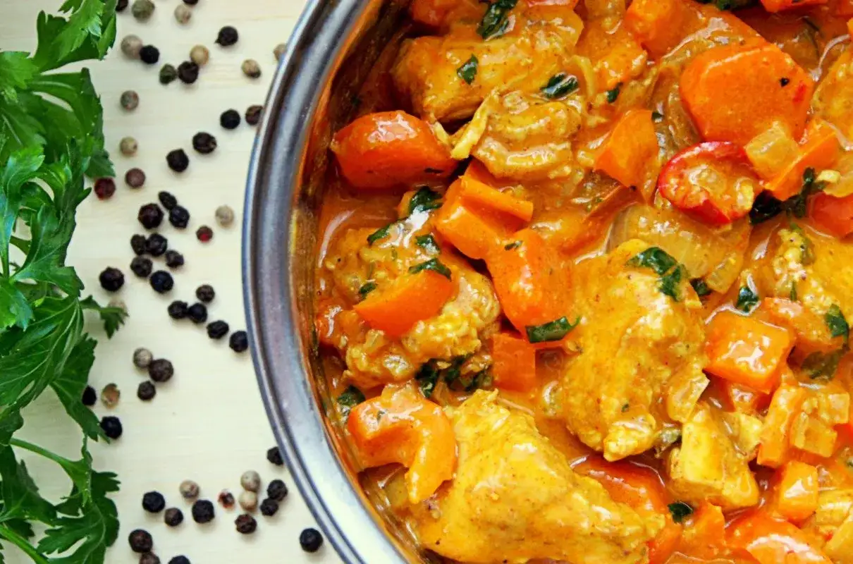 różne warzywa pokrojone do curry na desce