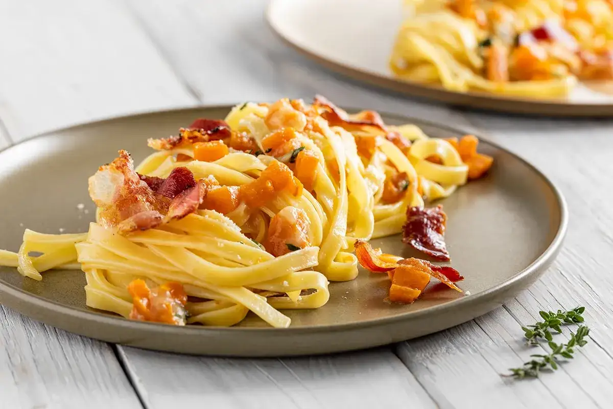 Tagliatelle con zucca e pancetta croccante, un'idea per le tue ricette tagliatelle autunnali.