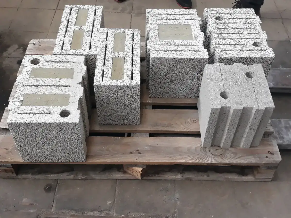 Bimssteine, leicht und por&ouml;s, sind hier auf einer Holzpalette gestapelt. Sie eignen sich hervorragend f&uuml;r den Bau und die D&auml;mmung.