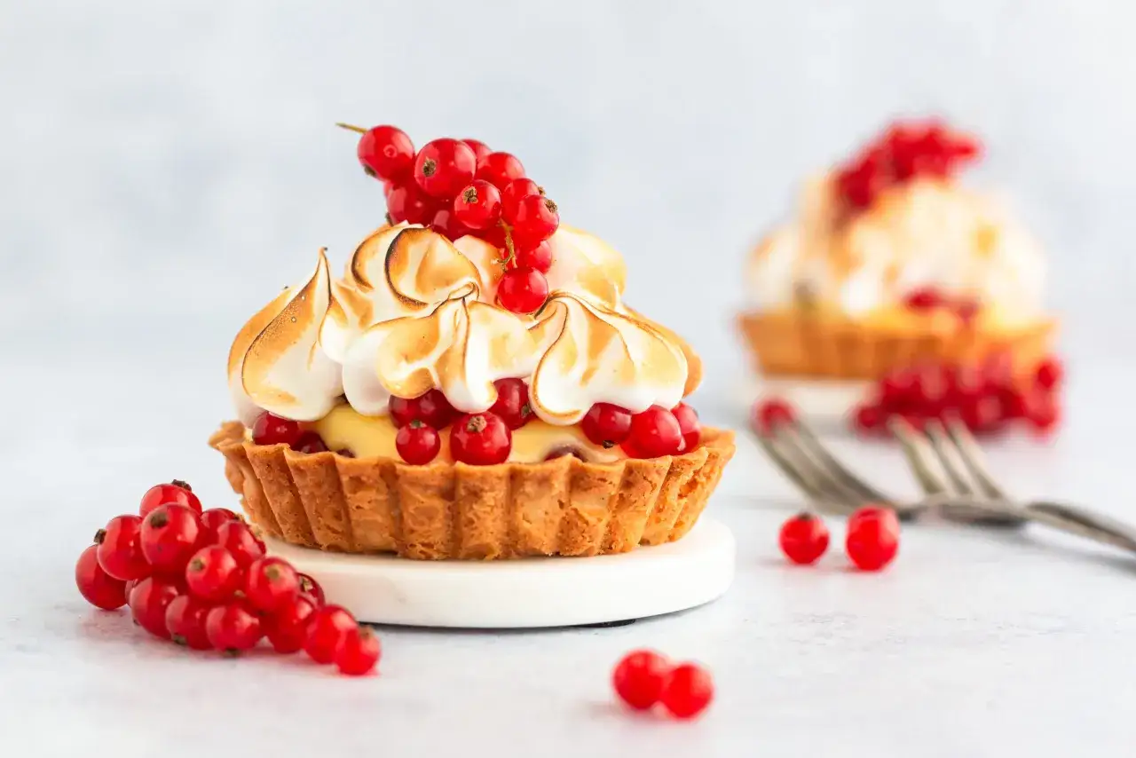 Johannisbeeren-Tartelettes mit Baiserhaube und frischen Beeren. Ein k&ouml;stliches Rezept f&uuml;r den Sommer.