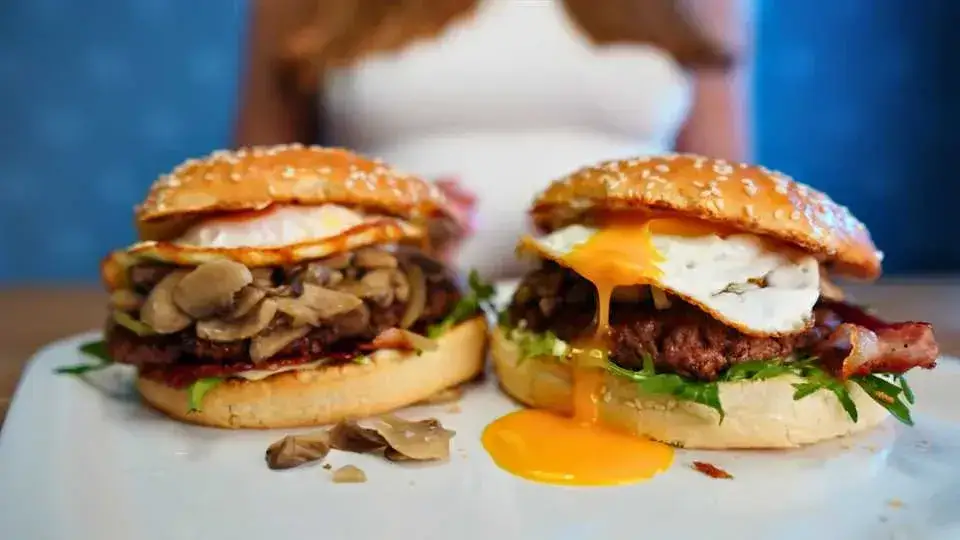 burger z bekonem i jajkiem sadzonym