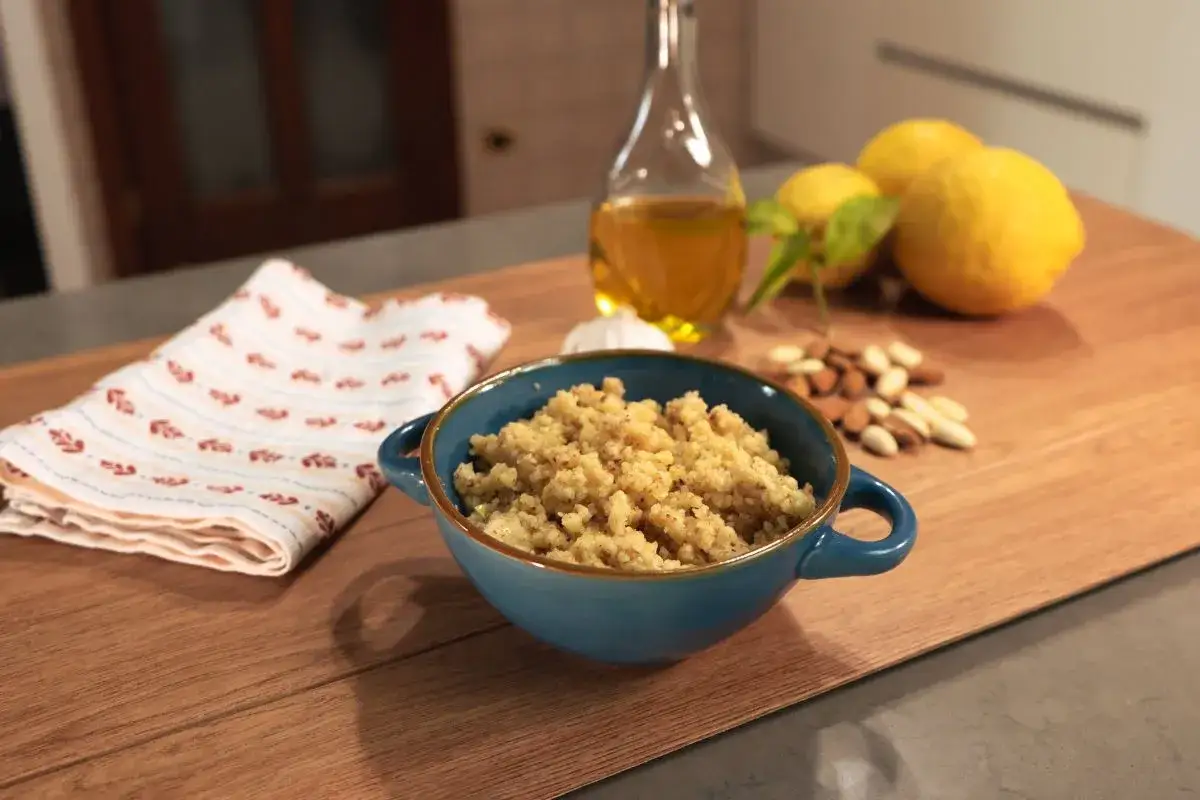 Pesto con mandorle, un piatto gustoso con ingredienti freschi: limoni, aglio, olio e mandorle.