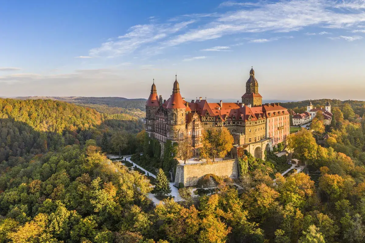 Zamek Książ, jedna z najpiękniejszych atrakcji do 30 km od Wrocławia, otoczony jesiennym lasem.