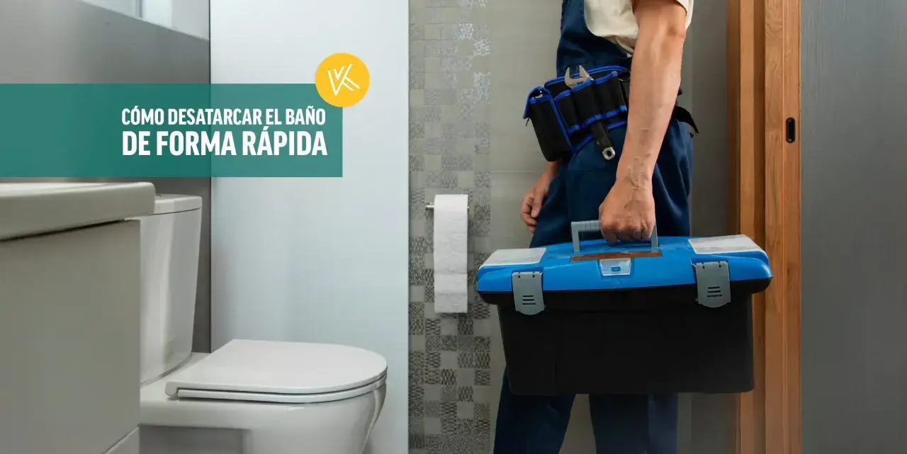 Un fontanero llega con su caja de herramientas para solucionar qu&eacute; hacer si se atasca el v&aacute;ter.