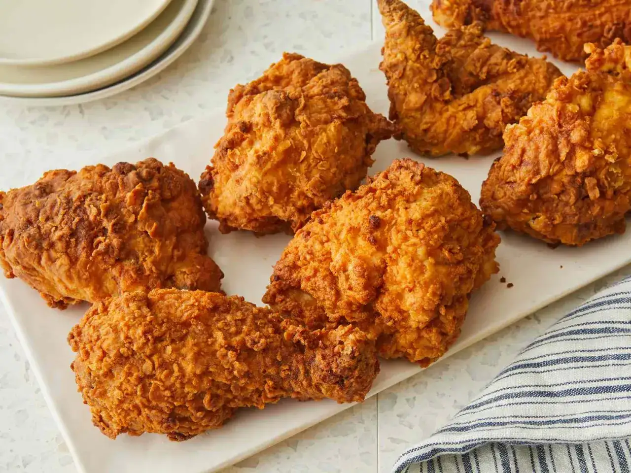 Knuspriges, goldbraunes Fried Chicken, das an ein geheimes KFC Marinade Rezept erinnert. Perfekt für einen Familienbrunch.