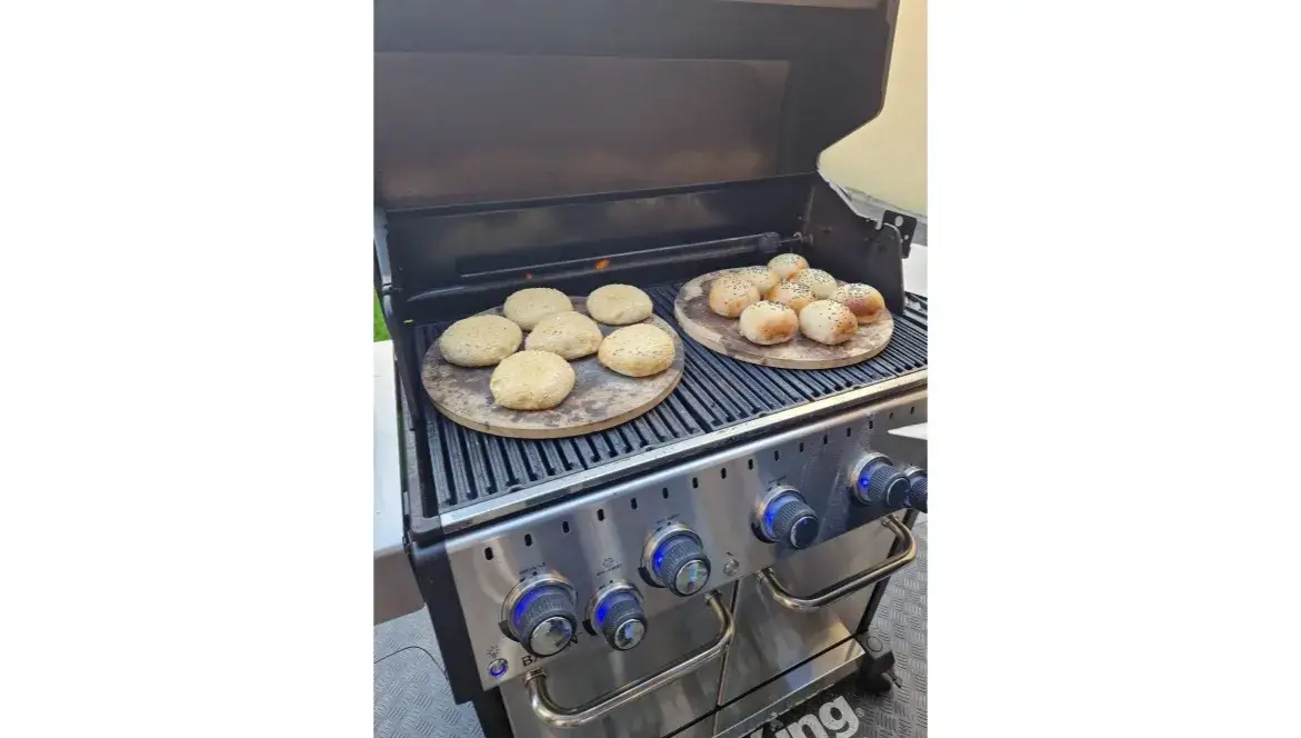 podgrzewanie bułek do burgerów na grillu