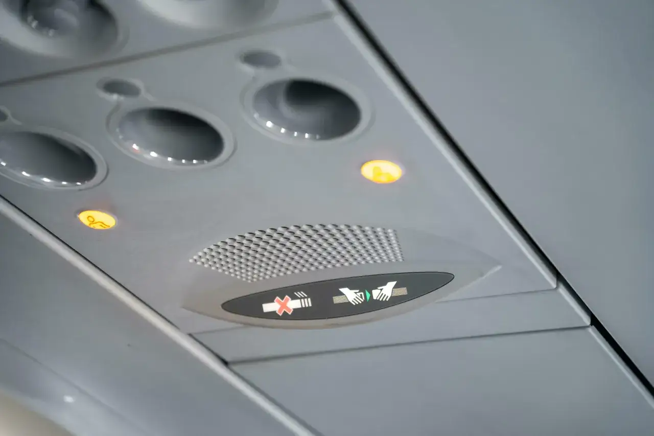 Flugzeug-Decke mit leuchtenden Symbolen: 