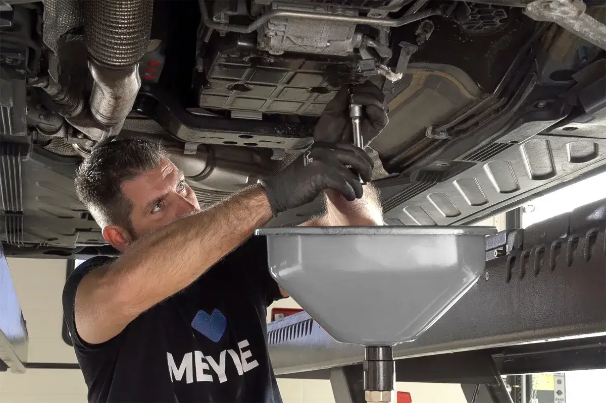 mechanik sprawdza olej skrzyni biegów