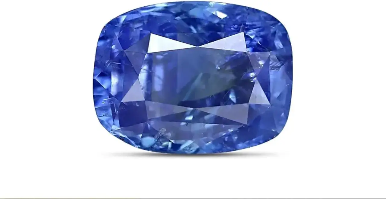 Un magnifico rubino blu, con sfaccettature che catturano la luce, evoca la profondità di un cielo notturno.