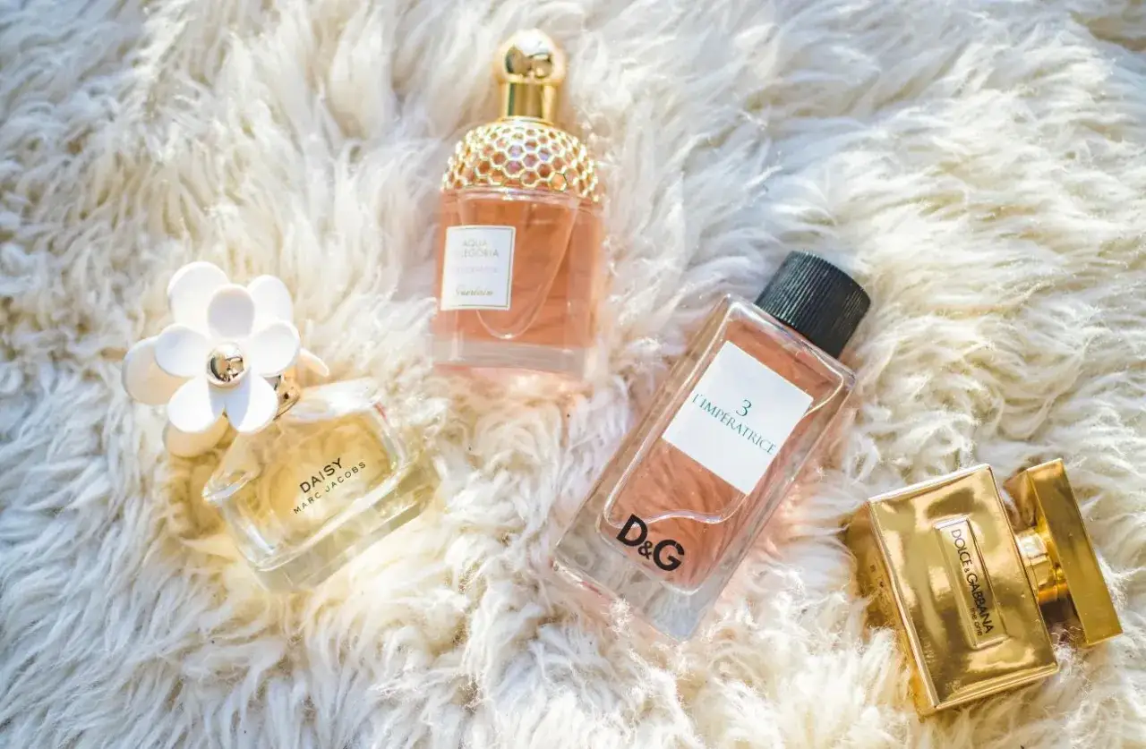Perfumy damskie ranking: Daisy, L'Impératrice, Aqua Allegoria i The One na puszystym tle.