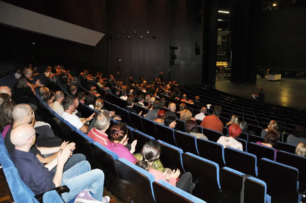 Publikum im Theater, darunter Emma aus Heilbronn, applaudiert.