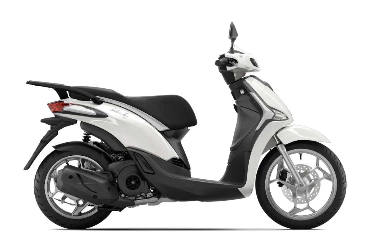 Scooter Piaggio Liberty 125 blanca, ideal para la ciudad. ¡Descubre sus opiniones!